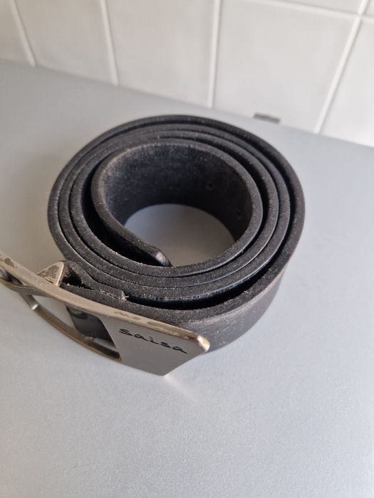 Cinto em cabedal da SALSA. 112 x 4 cm