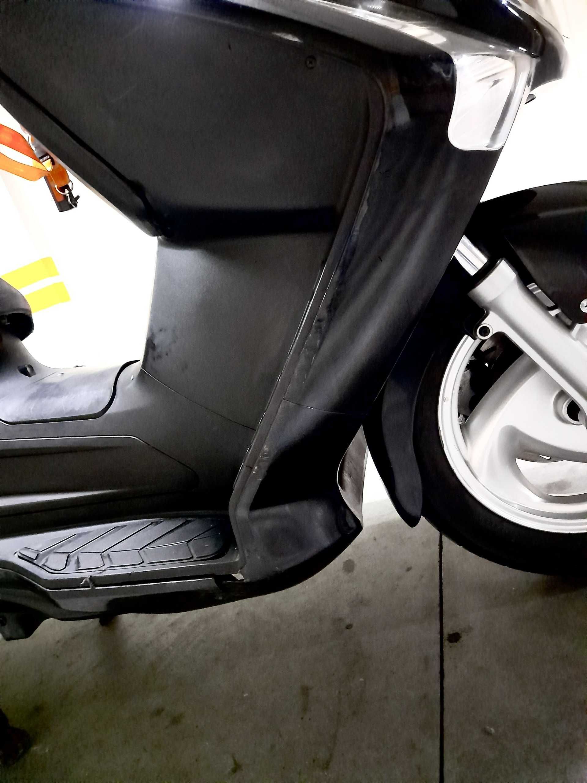 Scooter Sym GTS 125 Evo (Preta) C/ Poucos Kms