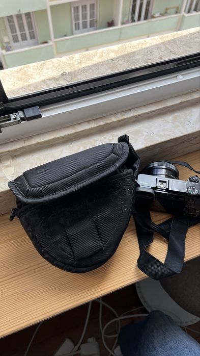 Sony Alpha 6000 - Câmera Mirrorless em Excelente Estado