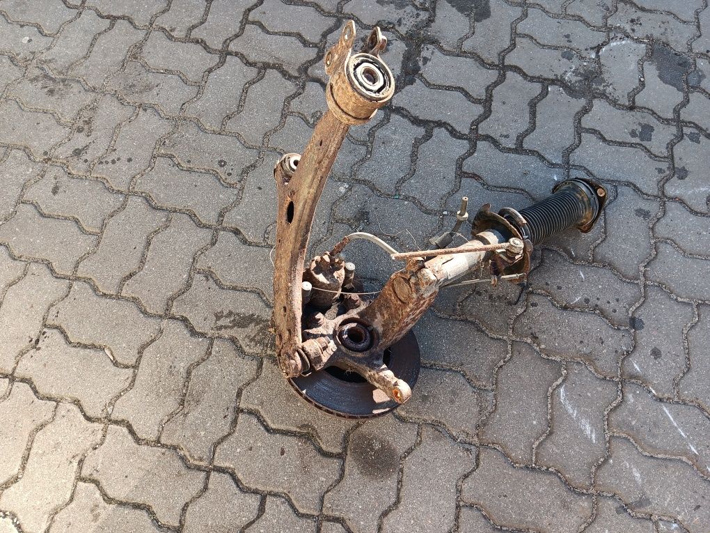 Ford Focus mk2 II amortyzator zwrotnica wahacz zacisk prawy przód benz