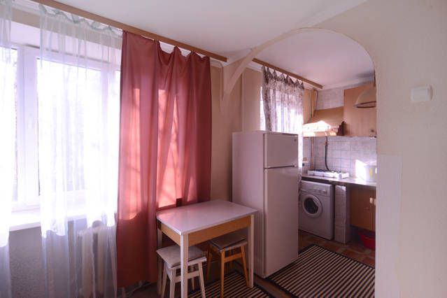 Виноградарь.  Червонопільська 3А.  квартира подобово.  Вітряні Гори