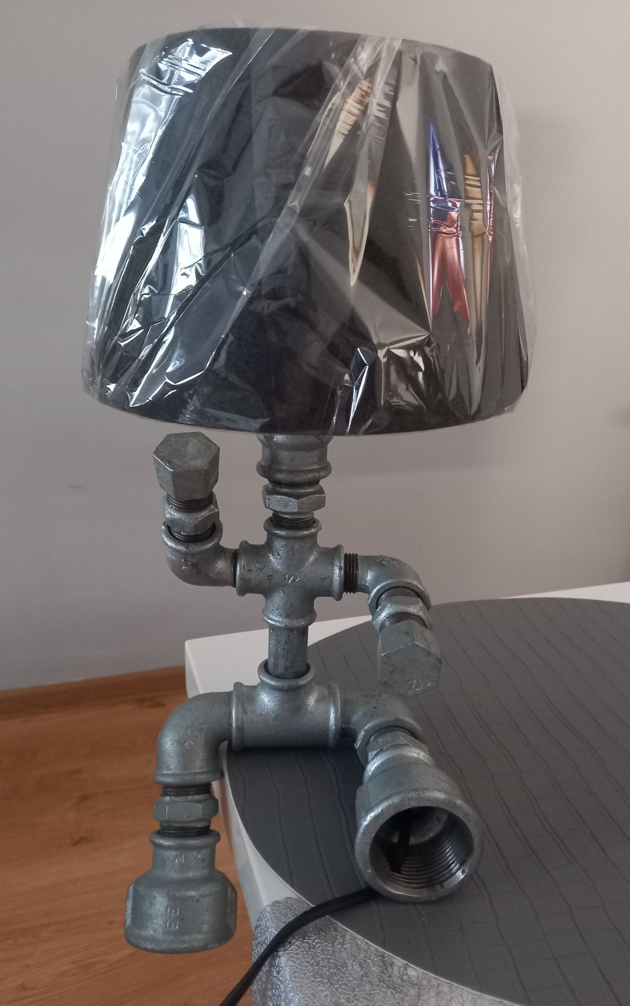 Lampa z rur Loft Industrial Ludzik Robot Rury Klosz Stojąca Stołowa