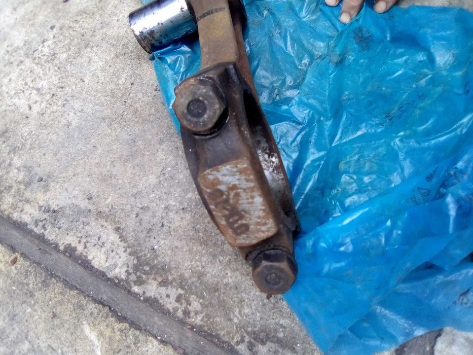 шатун т-150    .