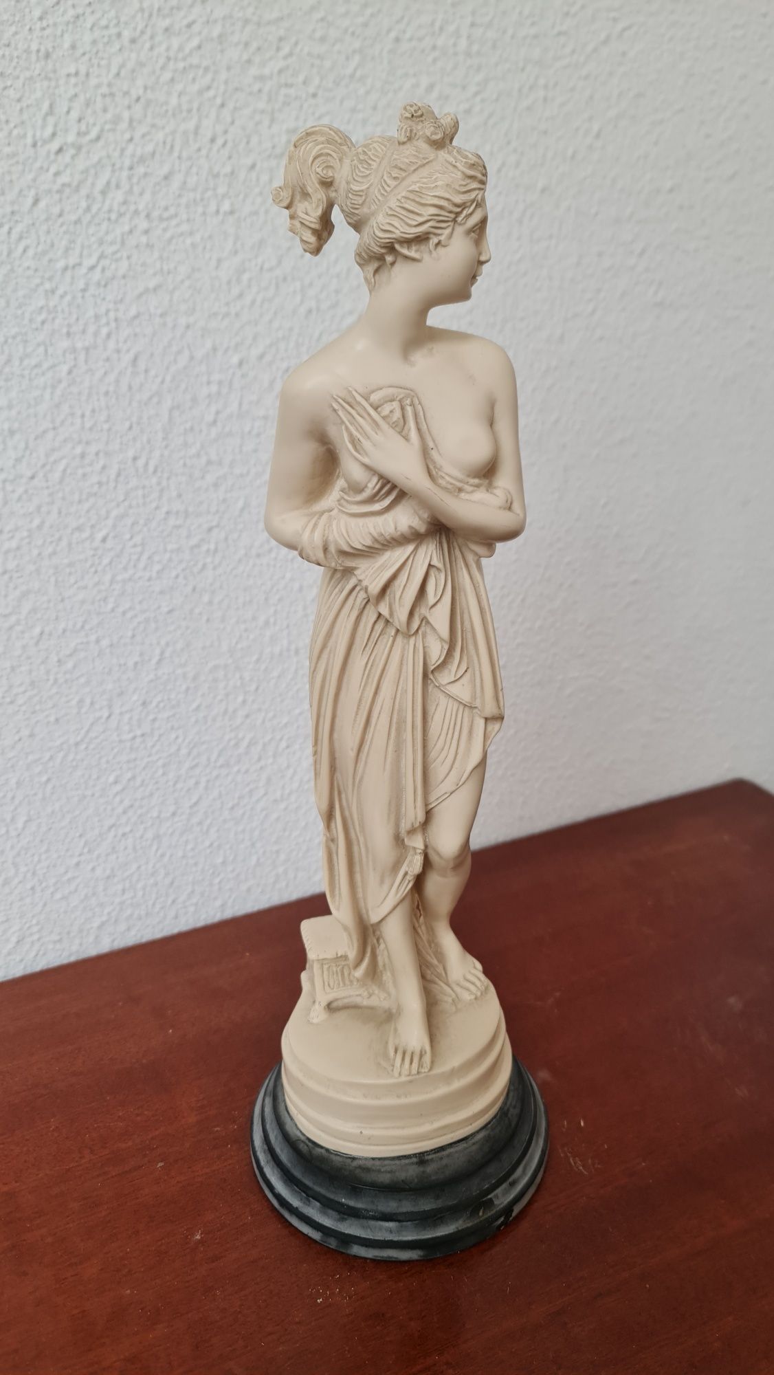 Estatueta decorativa feminina em material desconhecido