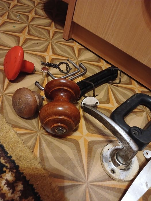 Меблеві і інші ручки.