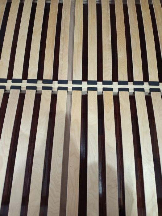 Estrutura  de cama com estrado com pés   de madeira