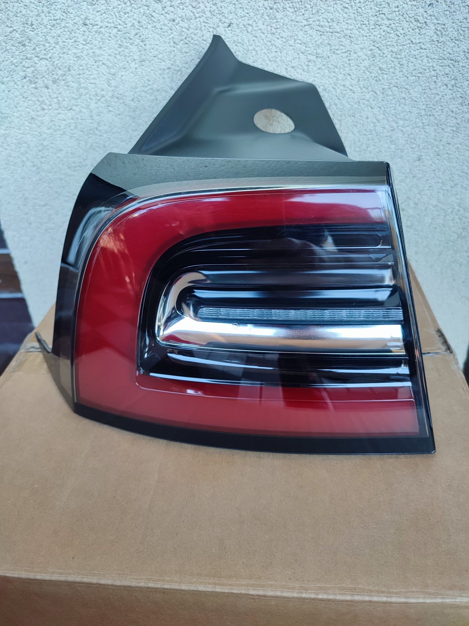 Продам задні ліхтарі Tesla Model 3 USA