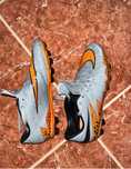 Chuteiras Nike Cinzento e Laranja