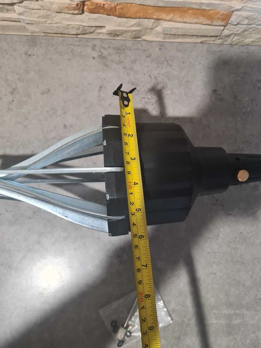 Uniwersalne pneumatyczne narzędzie do montażu osłon przegubów