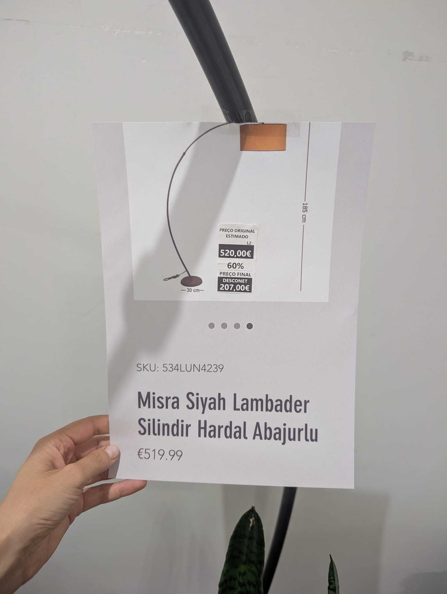 Conjunto de canto de estar 2 cadeiras, uma mesa e um candeeiro
