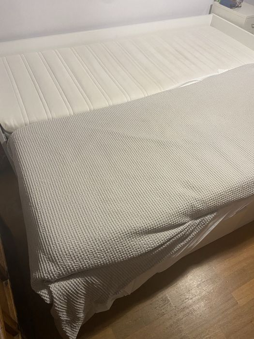 2x Cama indivual com gavetas e colchões.