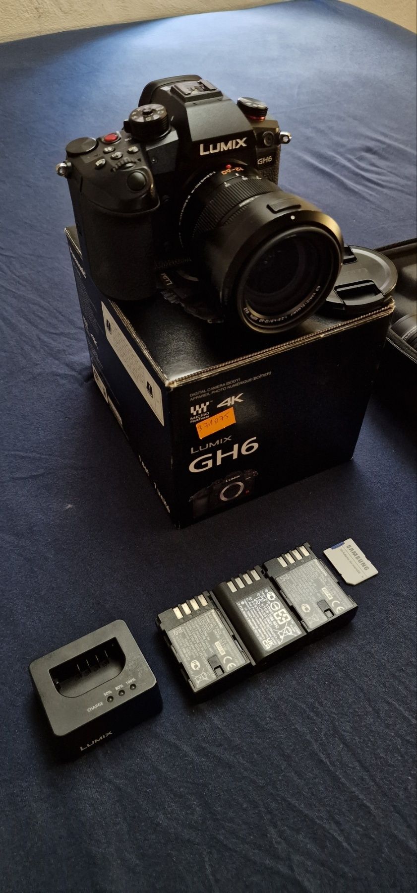 profesjonalny aparat Panasonic Lumix GH6 z obiektywem i stabilizatorem