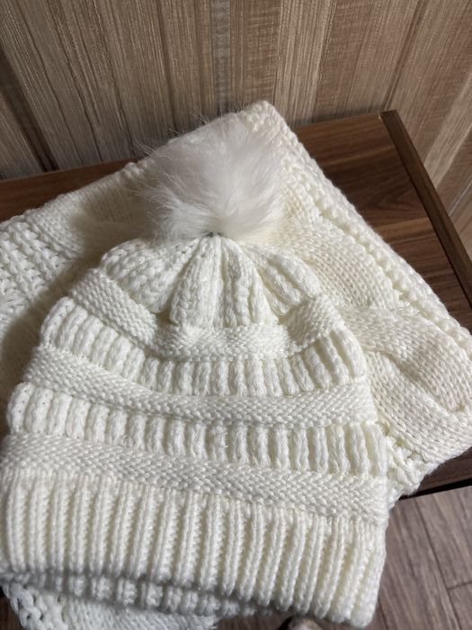 Комплект:шапка жіноча із зйомним бамбоном