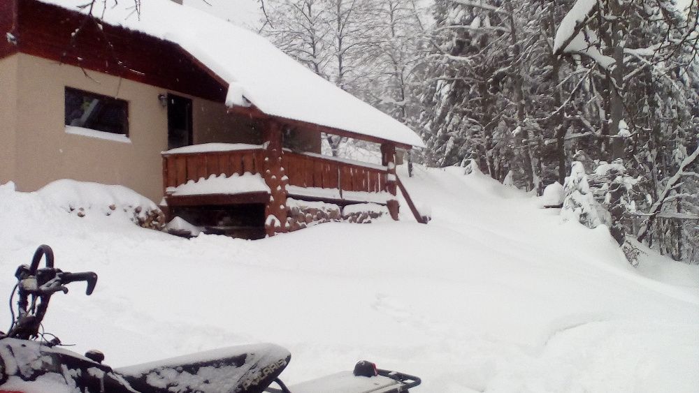 Domek w górach nad wodospadem w lesie  sauna weekend wakacje nad rzeką