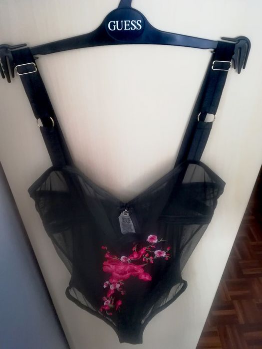 Lingerie: Body Guess preto com bordado de flores
