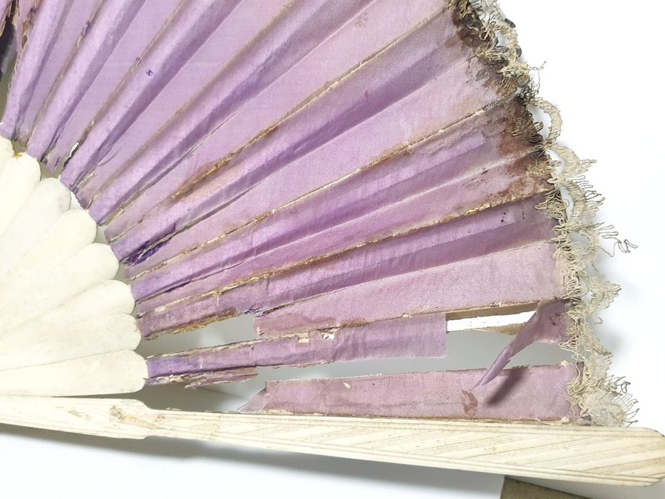 Para restauro: precioso antigo leque com motivo romântico