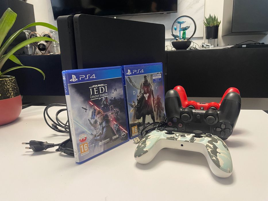 PlayStation 4 500GB + 3 pady + 2 gry – jak nowa