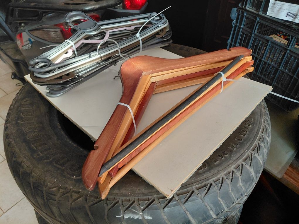 2 Conjuntos de cruzetas para a roupa em bom estado geral