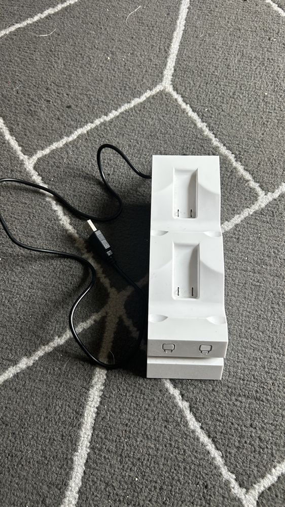 Konsola Ps4 Pro  i 2 Pady  wraz z stacją dokującą