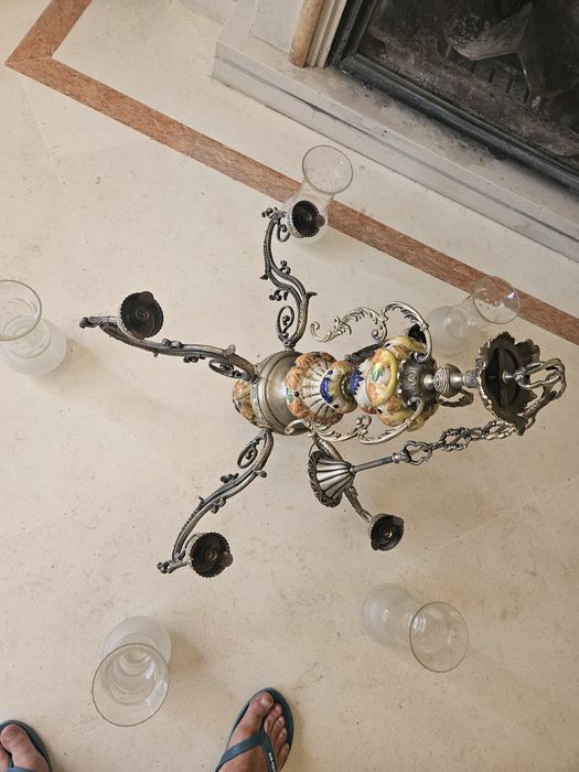 Espetacular candelabro de metal e loiça