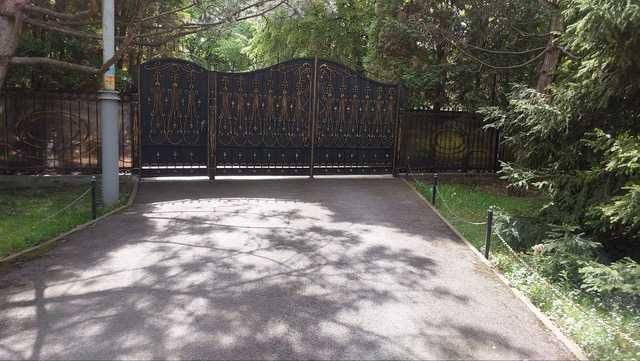 Продається домоволодіння в Кончі Заспі, на ділянці 1 Га.