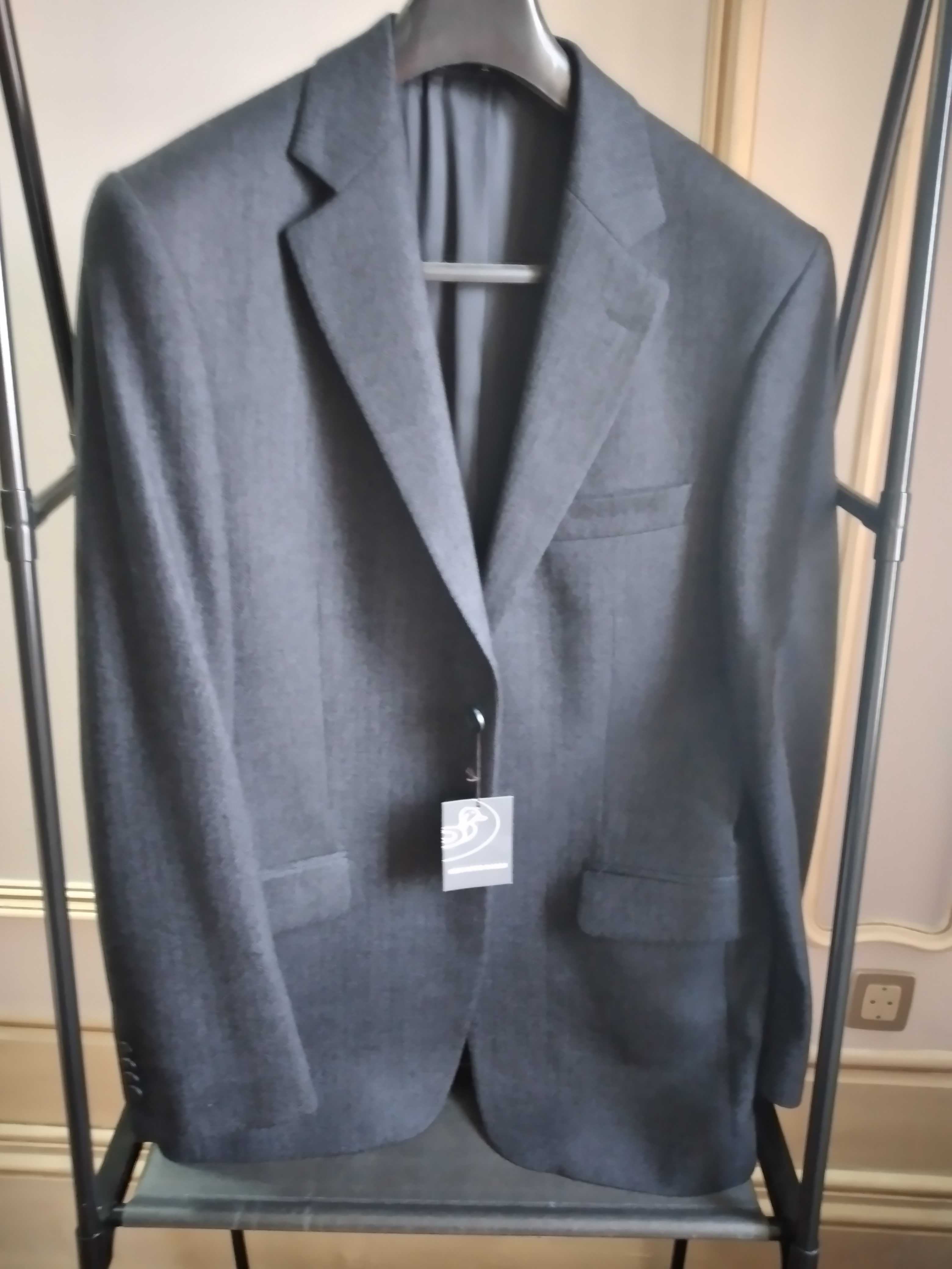 Blazer para homem e dois pares de calças de duas pregasi
