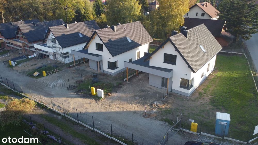 Nowoczesny dom w Tenczynku _  wiata garażowa