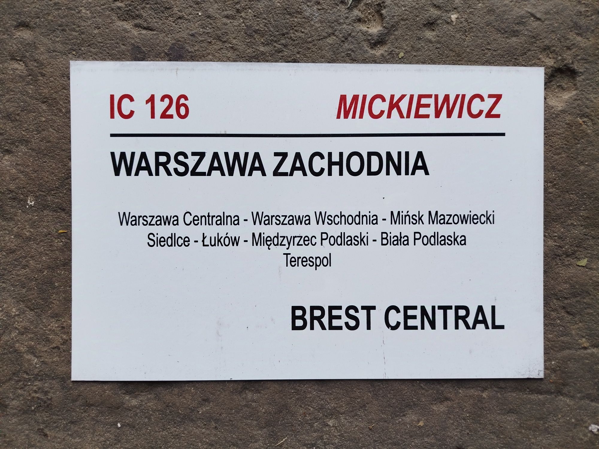 Tablica kierunkowa IC Mickiewicz do Brześcia.