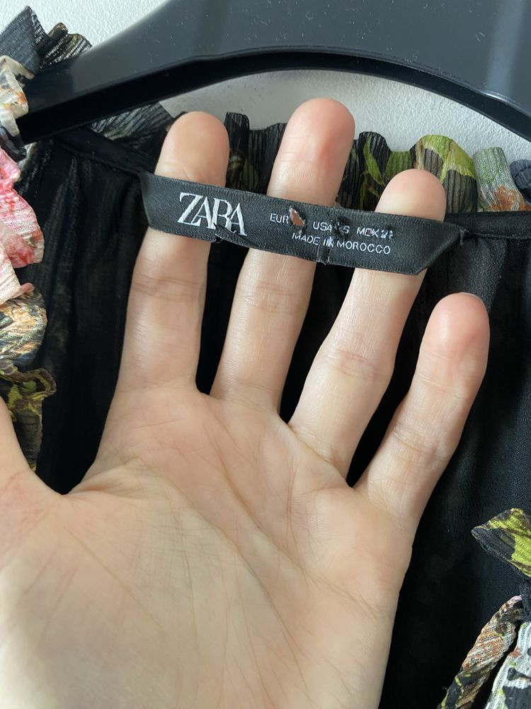 Zara kolorowa sukienka kwiaty falbany