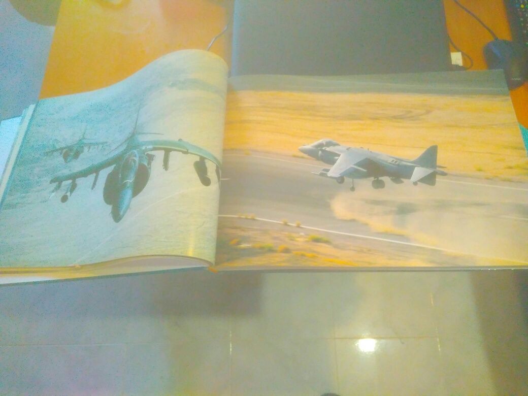 Livro gigante de aviões militares