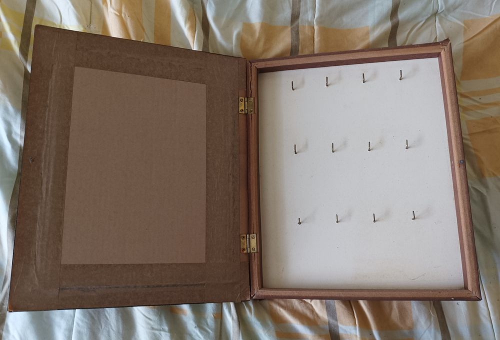 Caixa de madeira com flor