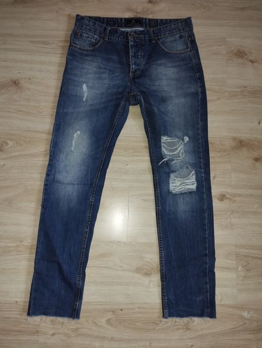 Damskie dżinsy z przetarciami
