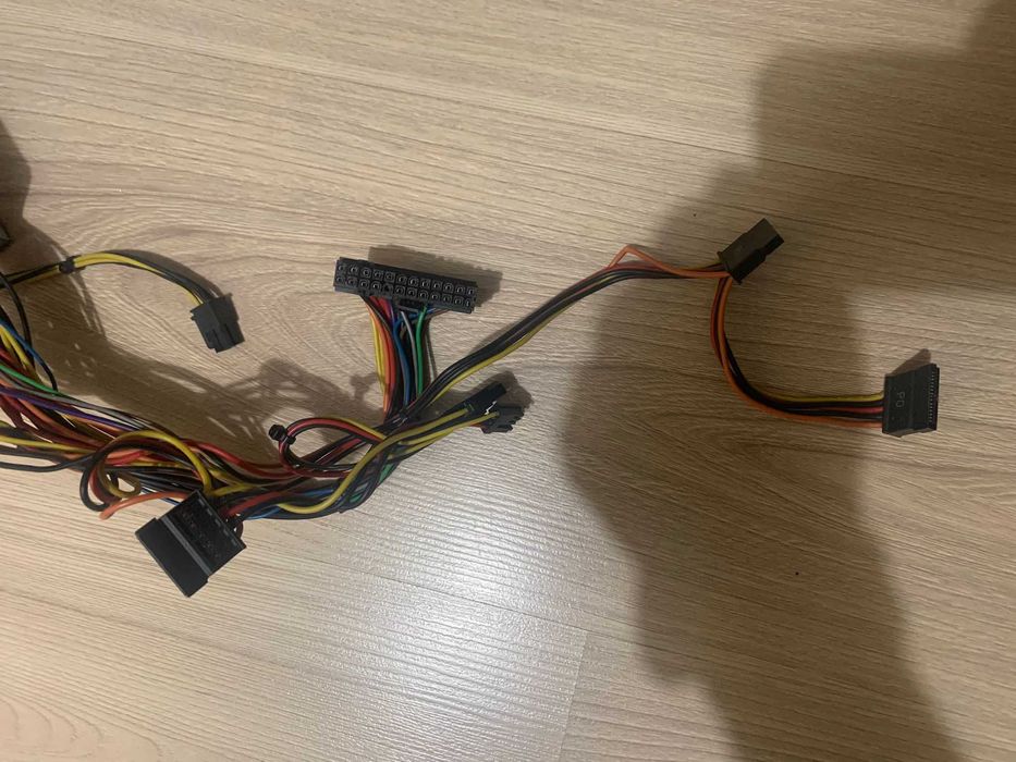 Zasilacz do komputera stacjonarnego, jak nowy. Stan bardzo dobry.