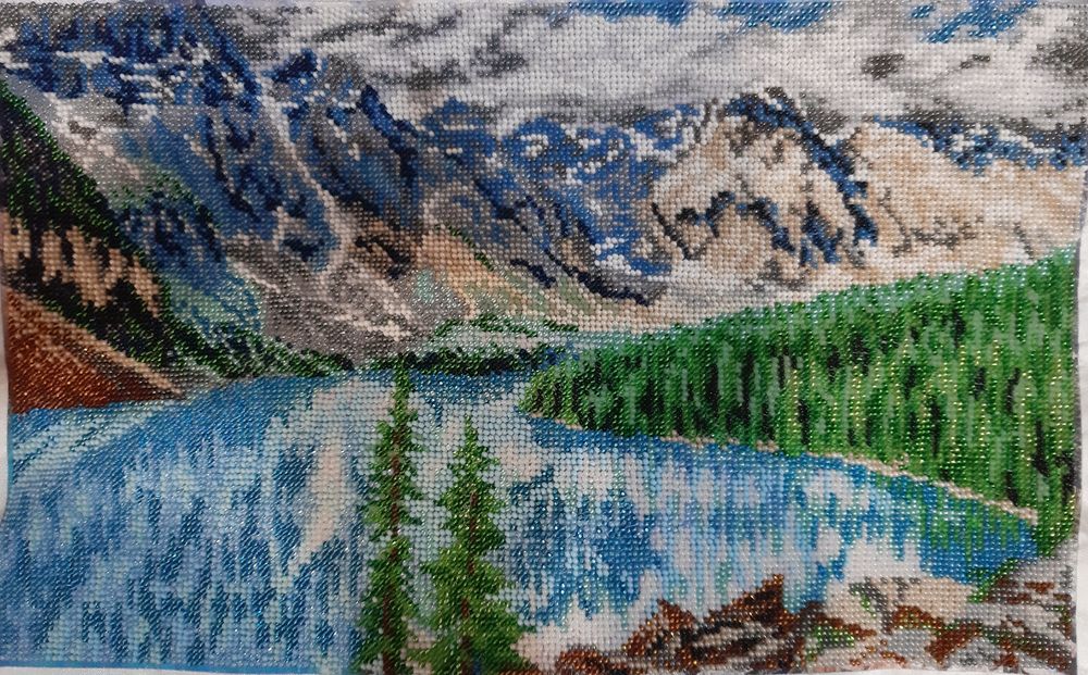 Картина бисером "Озеро Морейн"