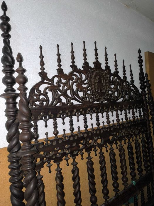 Cama Antiga Artesanal – Madeira Maciça e Torneada
