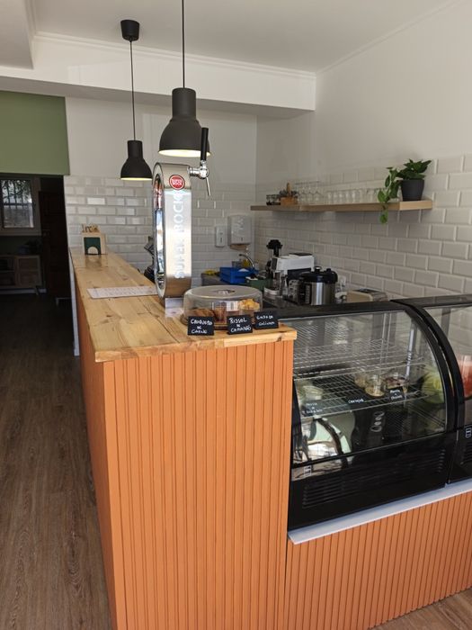 Trespasse Café com esplanada espaçosa e com muita luz, no coração de A