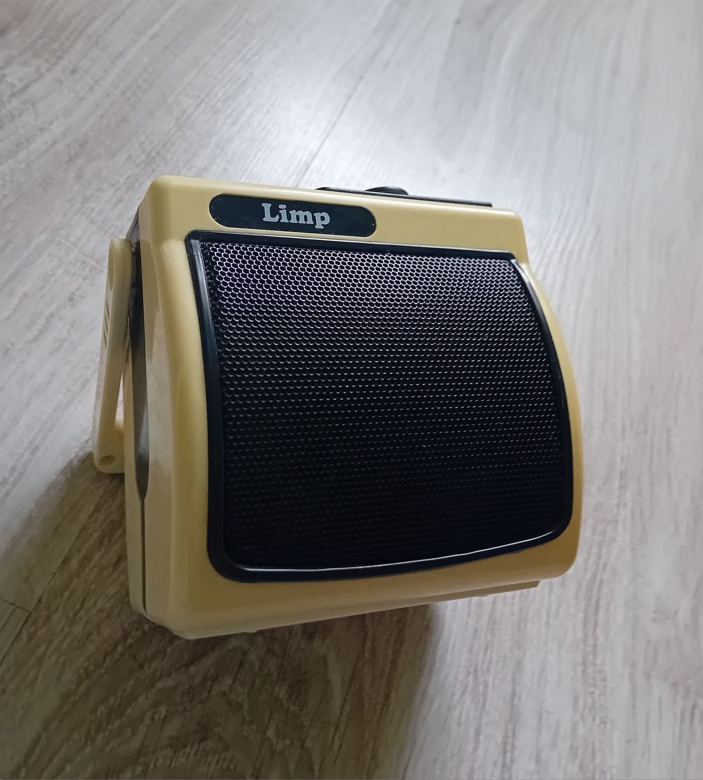 Male radio na baterie Limp