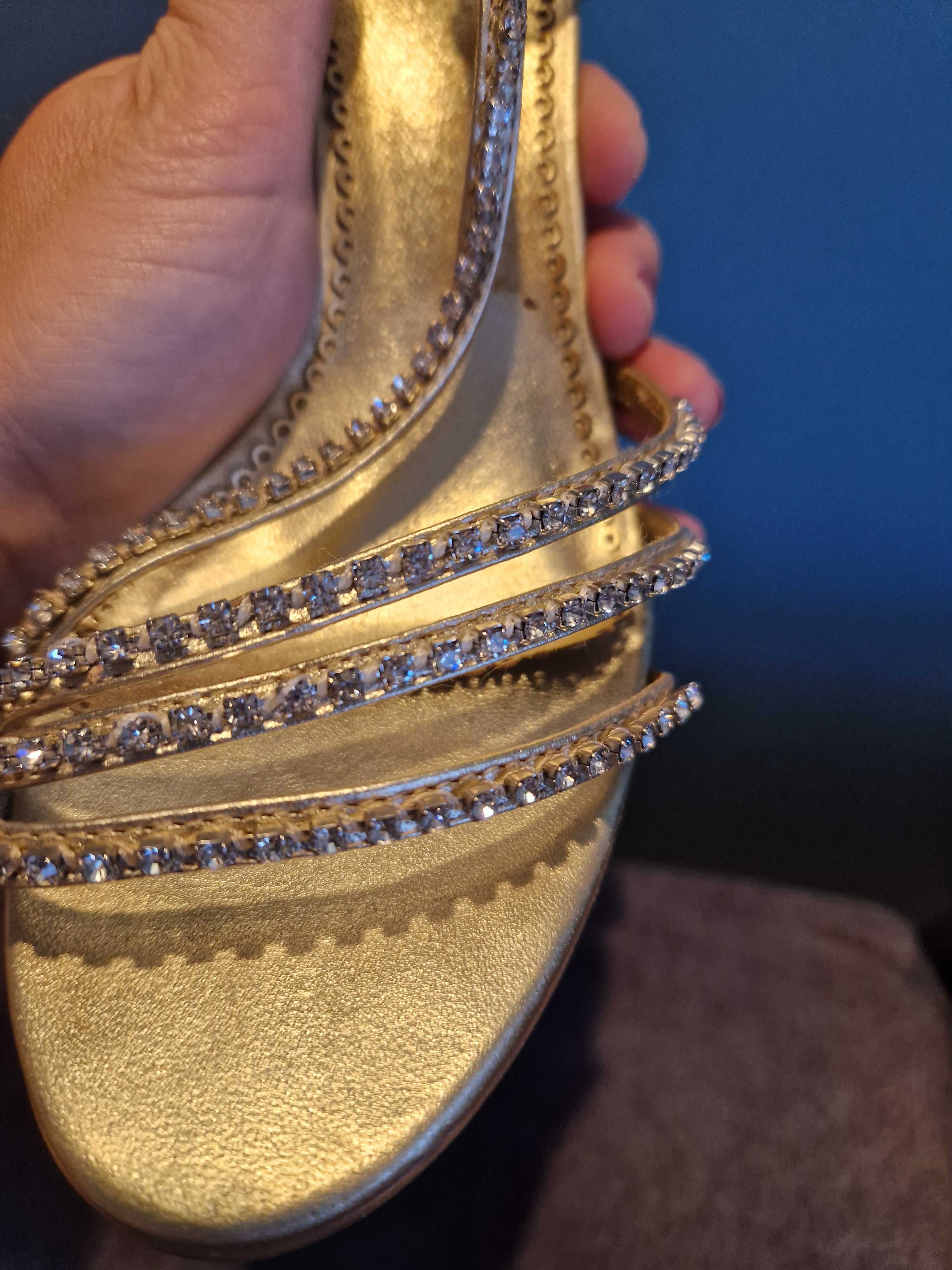 Efektowne błyszczące złote sandały szpilki  z cyrkoniami Schuh r.38