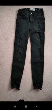 Czarne jeansy z dziurami 158