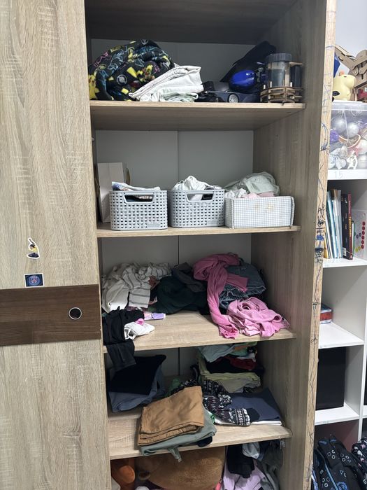 Szafa uzywana ,ciezko chodza drzwi przesuwane . Uszkodzona polka