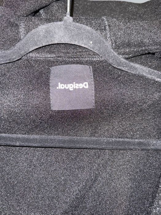 Czarne ponczo Desigual
