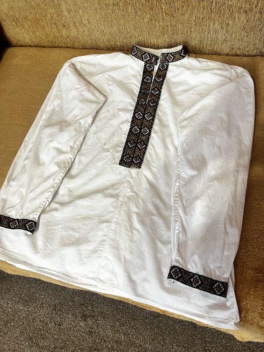 Чоловічі вишиті сорочки , чотири різні