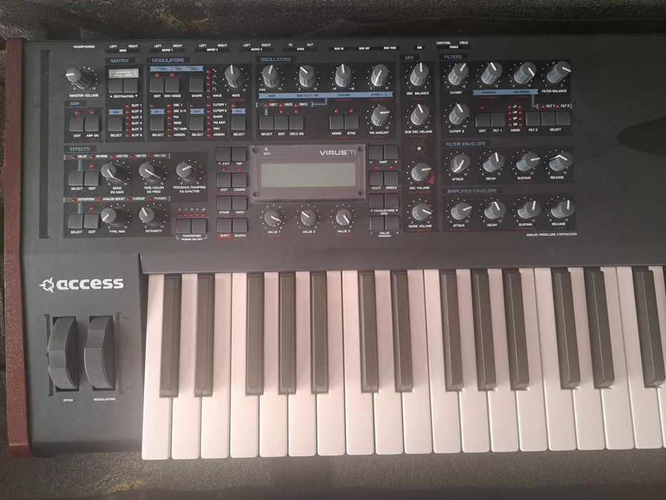 Access Virus TI syntezator