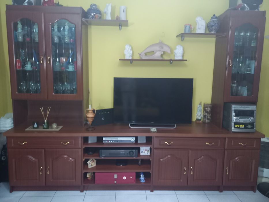 Movel Aparador de Tv com duas colunas Cristaleiras