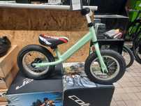 Bicicleta de crianca de equilibrio nova