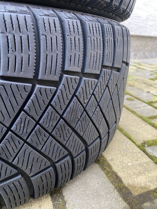 Зимові шини Pirelli Ice Zero FR 235/45 R18