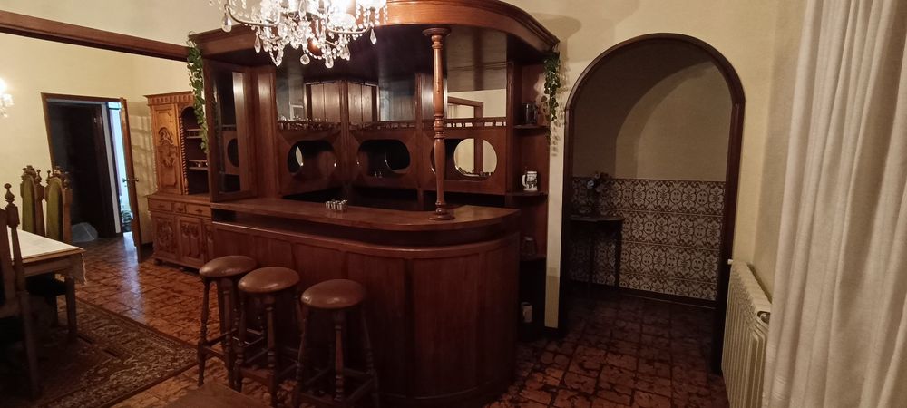 Bar em madeira com 4 bancos