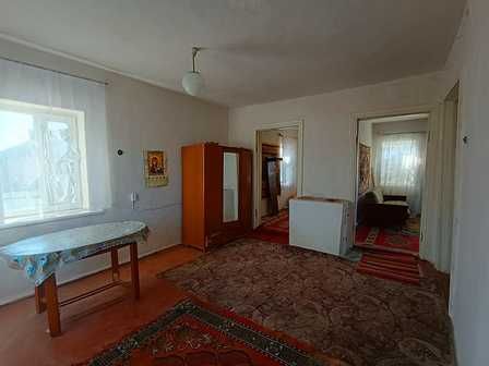 Будинок в центрі с. Лукашівка.