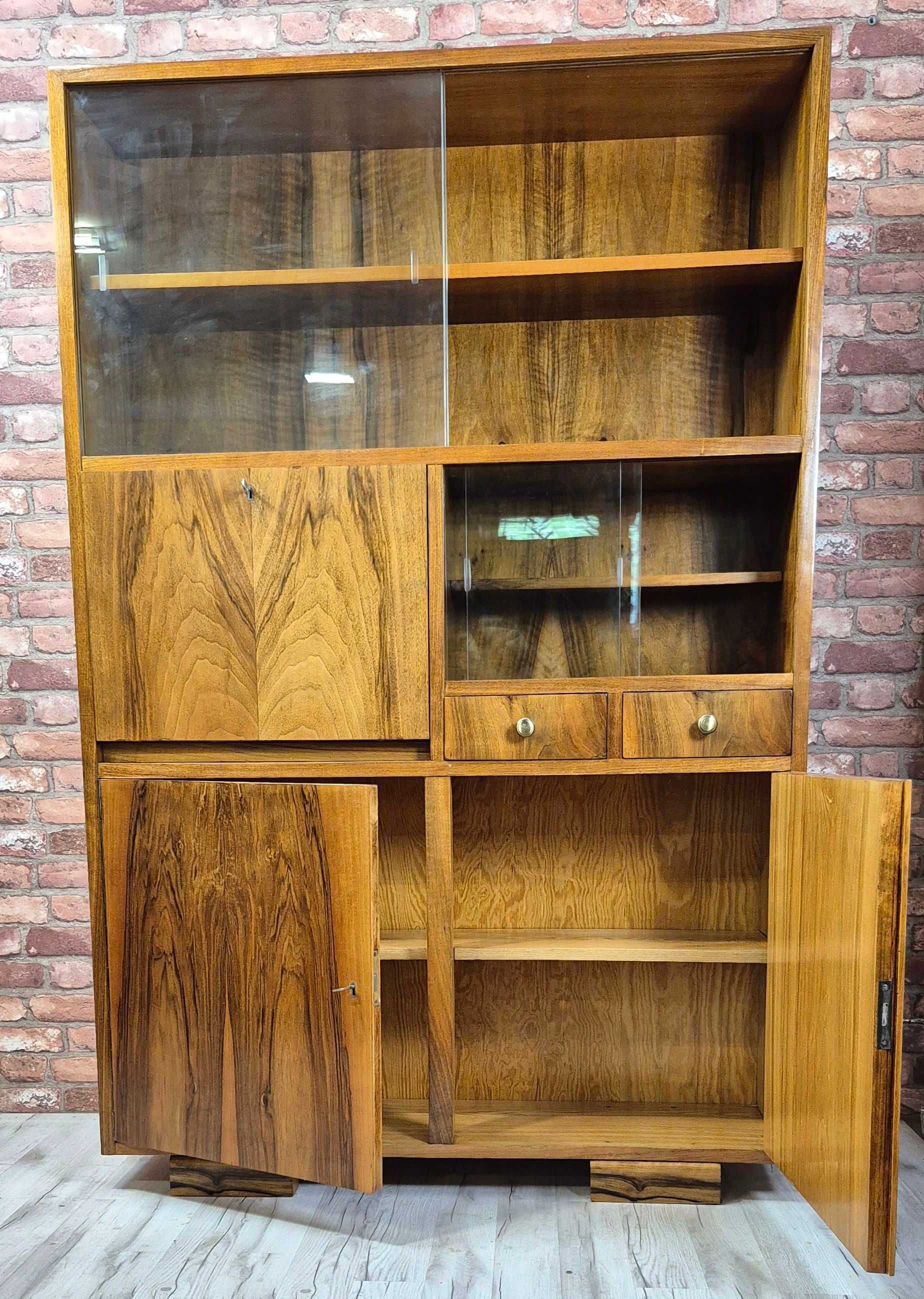 Biblioteczka orzechowa w stylu art deco, lata 50te. Po renowacji
