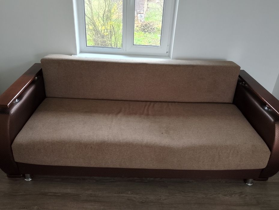 Диван розкладний ,колір коричневий,шкіра-тканина.